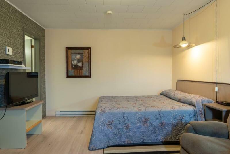 Motel Claude Degelis Экстерьер фото