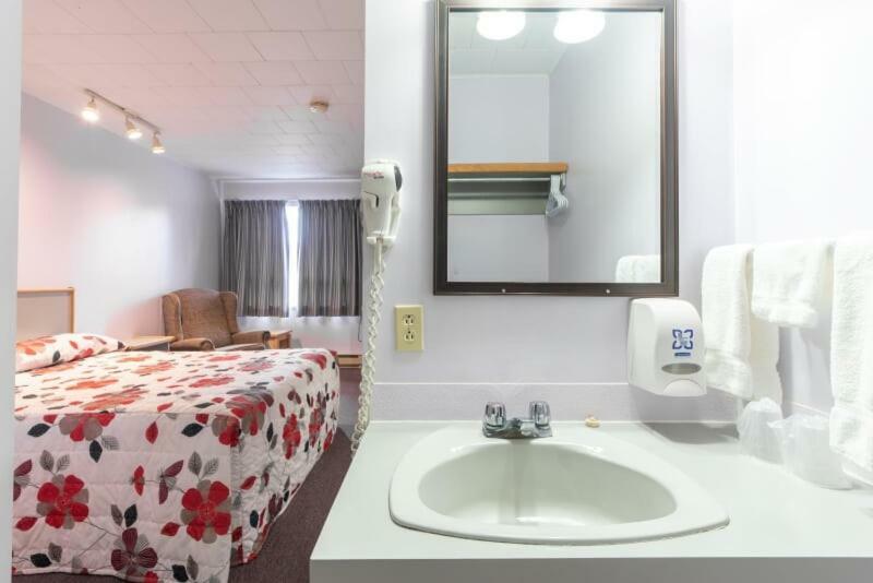 Motel Claude Degelis Экстерьер фото