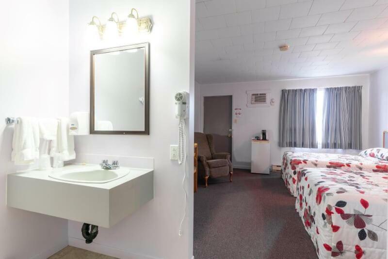 Motel Claude Degelis Экстерьер фото